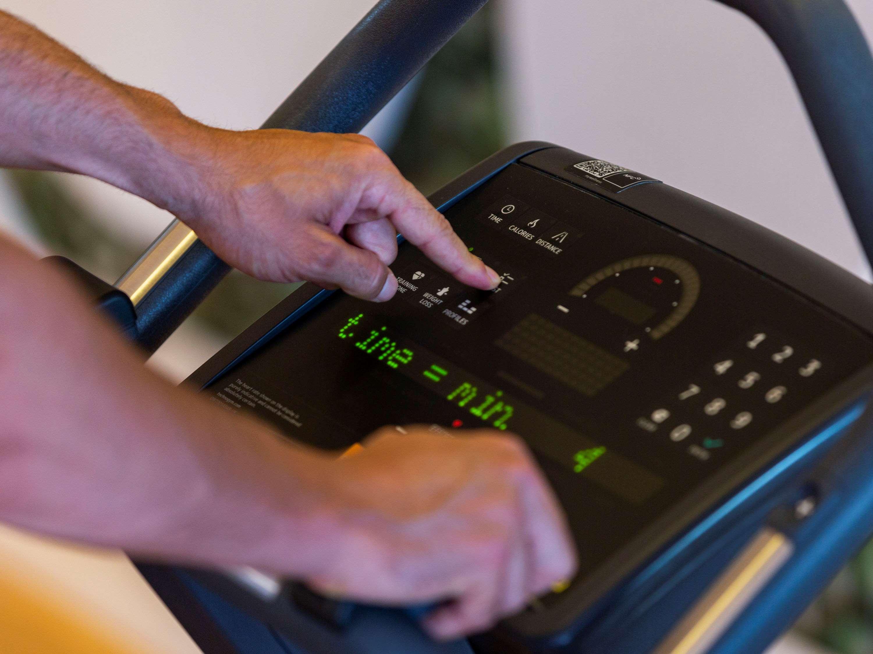 Moevenpick Hotel Du Lac Tunis Ngoại thất bức ảnh A treadmill console