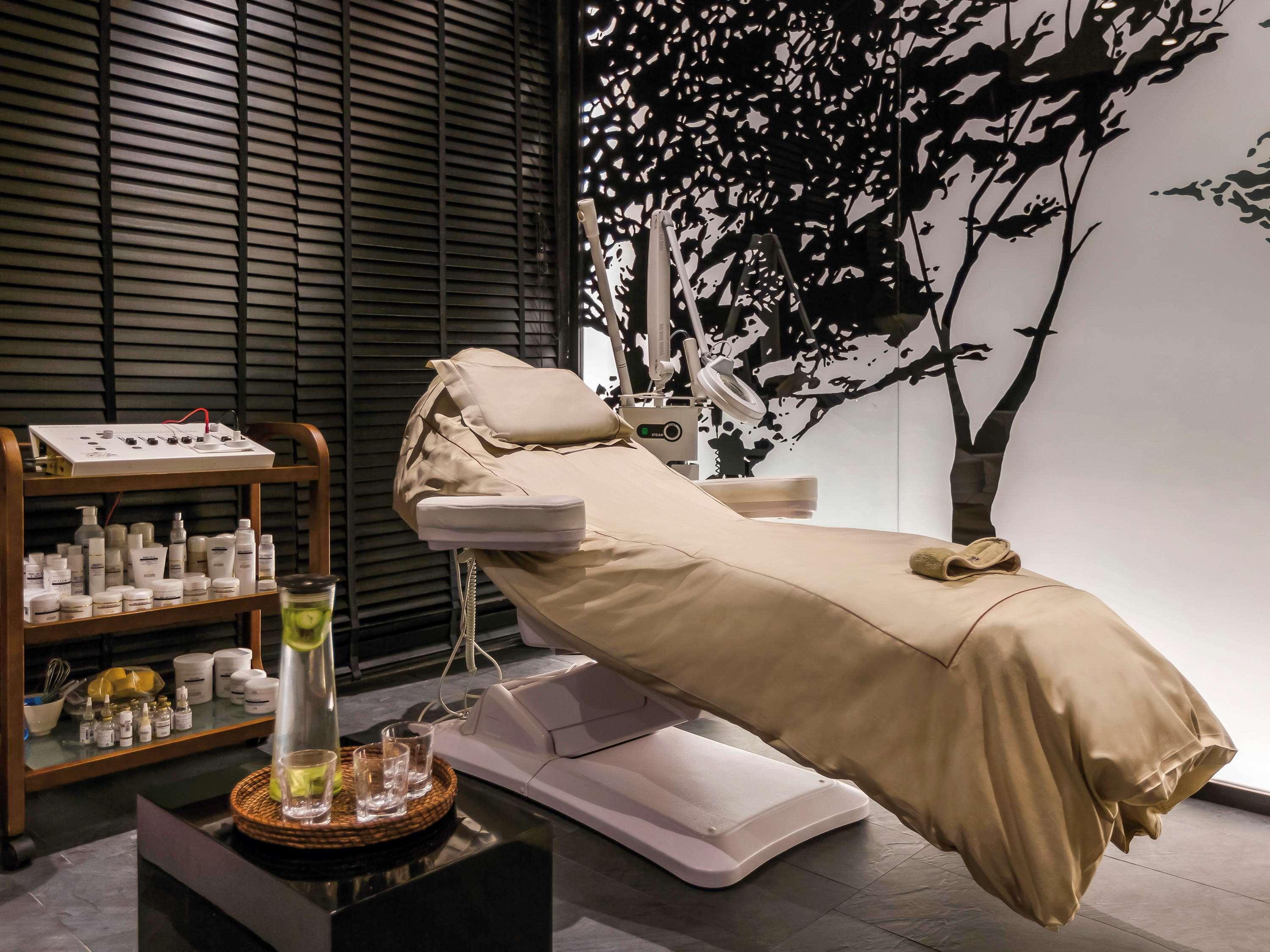 Moevenpick Hotel Du Lac Tunis Ngoại thất bức ảnh A treatment room at a spa