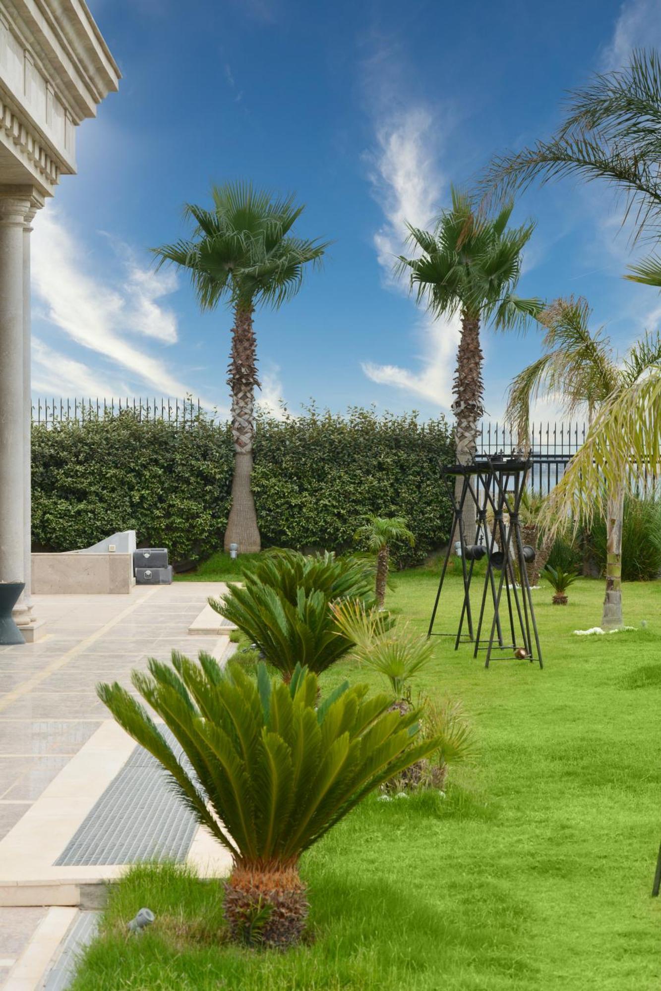 Moevenpick Hotel Du Lac Tunis Ngoại thất bức ảnh The garden of the villa